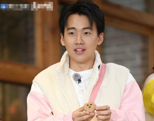 成毅呆萌吃瓜,萌态十足引网友热议