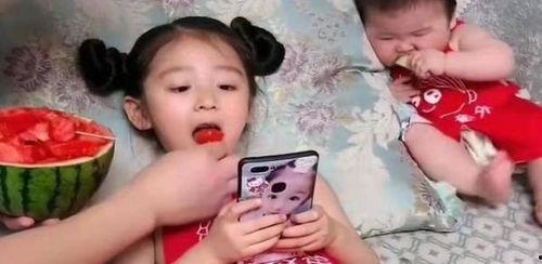 给闺女吃瓜,闺女快乐吃瓜时光