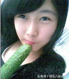 河边吃瓜美女,夏日闲情话家常