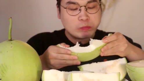 韩国胖哥吃葫芦瓜,趣味横生引网友热议