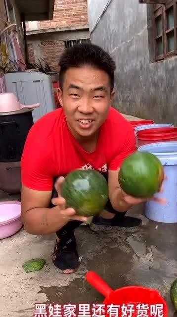 精神小伙在河边吃瓜,河边精神小伙畅享夏日吃瓜时光