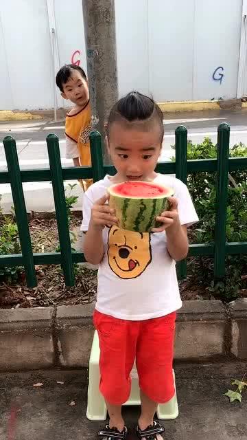 害羞小伙吃瓜,甜蜜滋味打破内心壁垒 第3张 害羞小伙吃瓜,甜蜜滋味打破内心壁垒 第3张