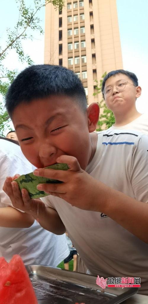 小区吃瓜比赛,小区吃瓜比赛欢乐盛况  第2张