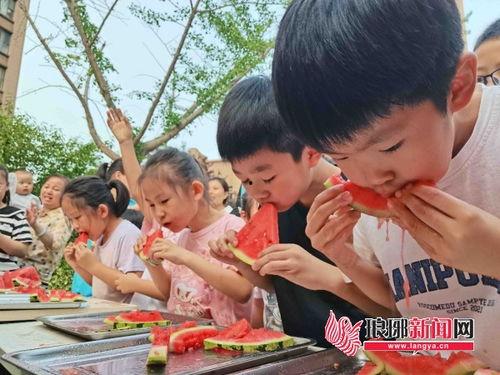 小区吃瓜比赛,小区吃瓜比赛欢乐盛况  第3张